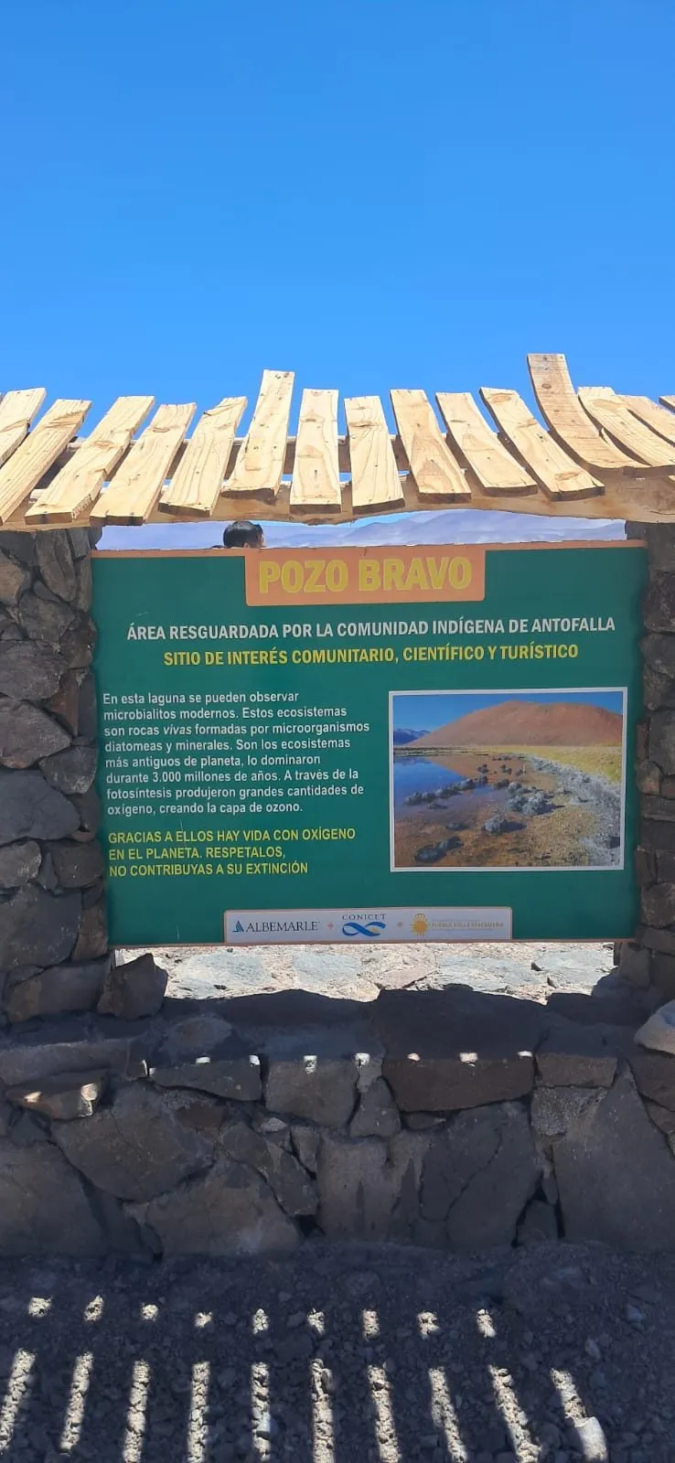 Cartel del Pozo Bravo, área resguardada por la comunidad indígena de Antofalla, bajo un techo de madera