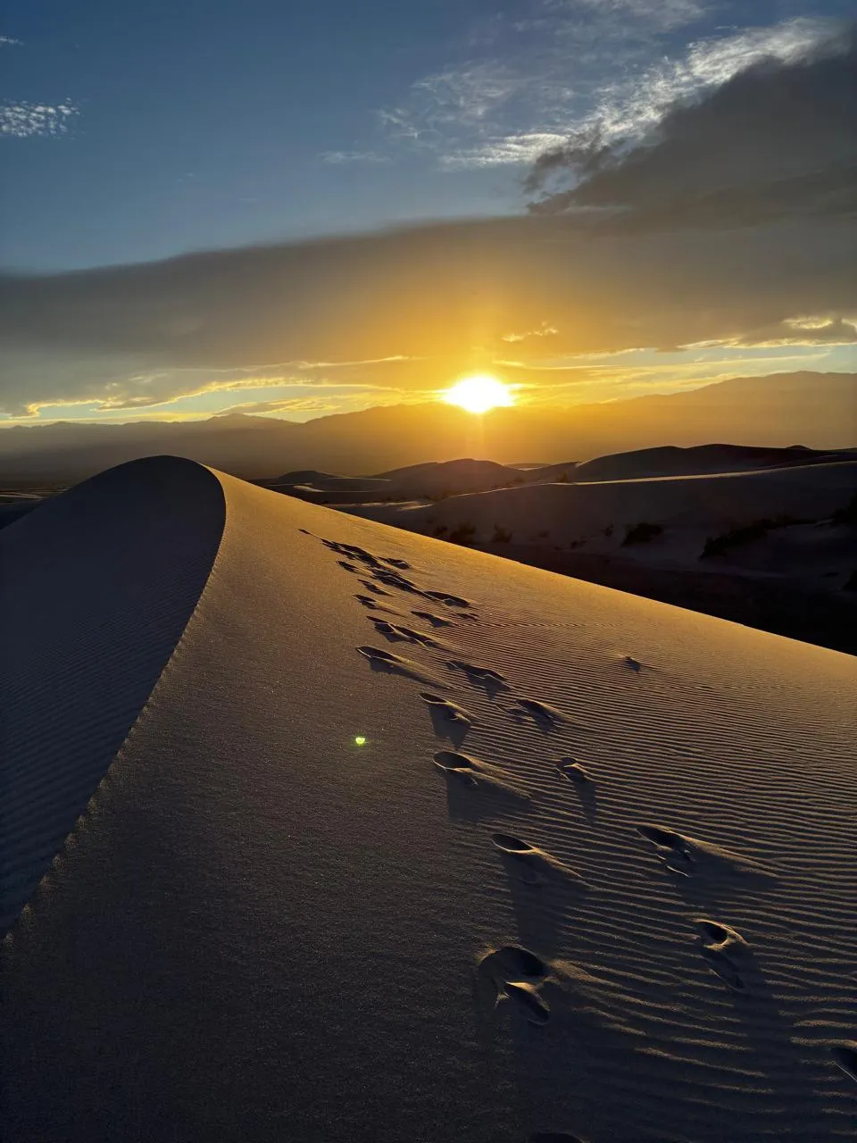 Cresta de una duna con huellas, al atardecer, en las dunas de Fiambalá