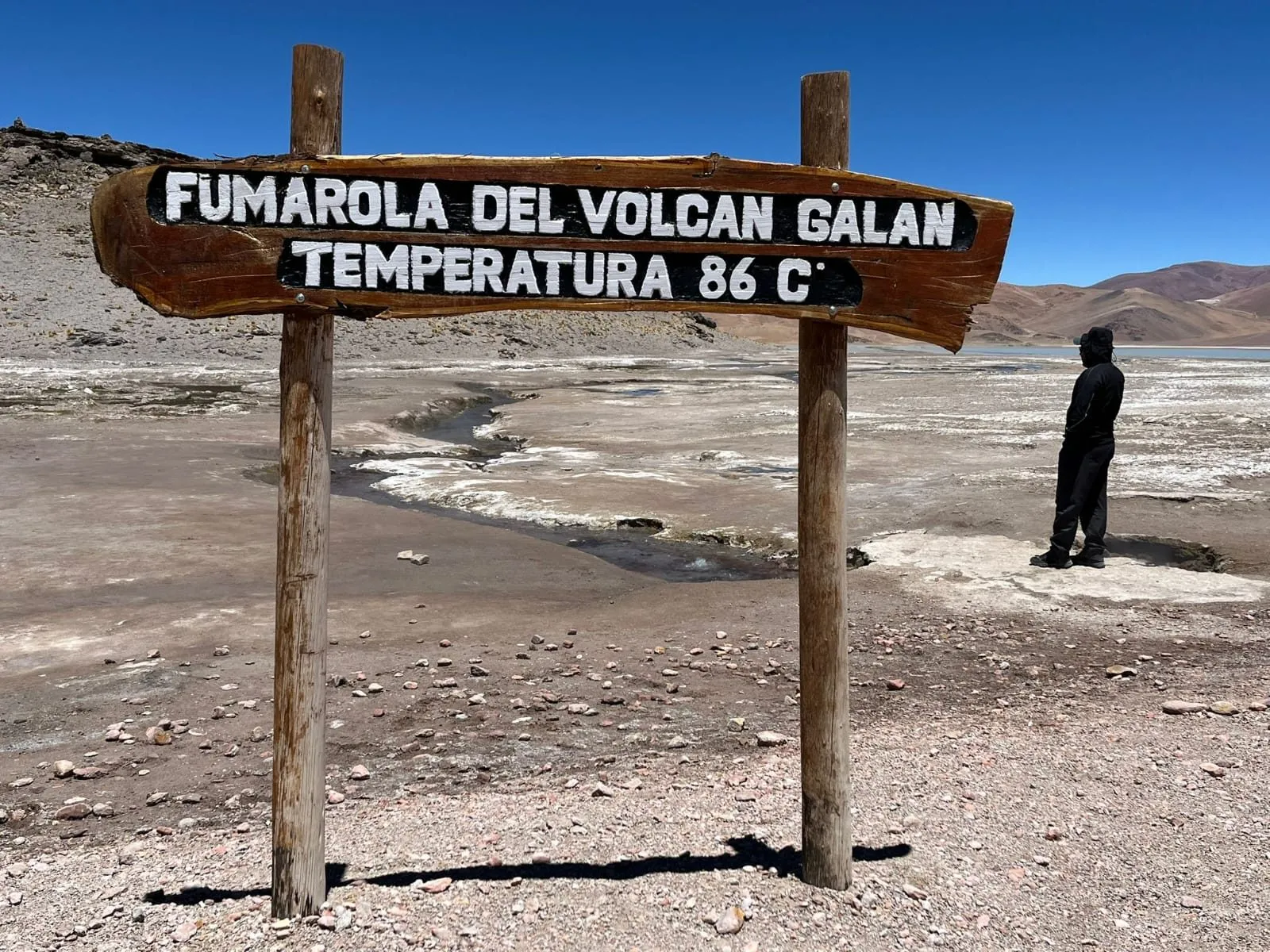 Cartel de la fumarola del Volcán Galán, a 86 °C, sobre un suelo claro de la caldera